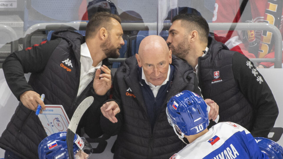 Na snímke asistenti trénera slovenských hokejistov vľavo Andrej Podkonický, vpravo Peter Frühauf, uprostred tréner Craig Ramsay.