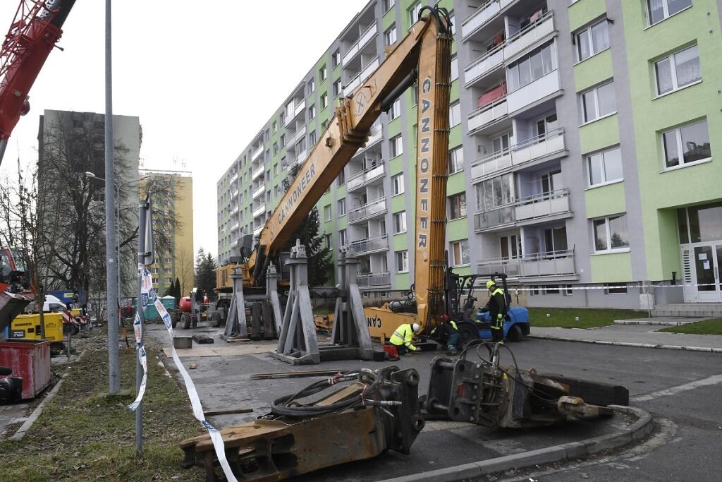 Na snímke skladanie stavebného demolačného stroja na Mukačevskej ulici v Prešove, ktorým budú búrať 12-podlažnú bytovku 