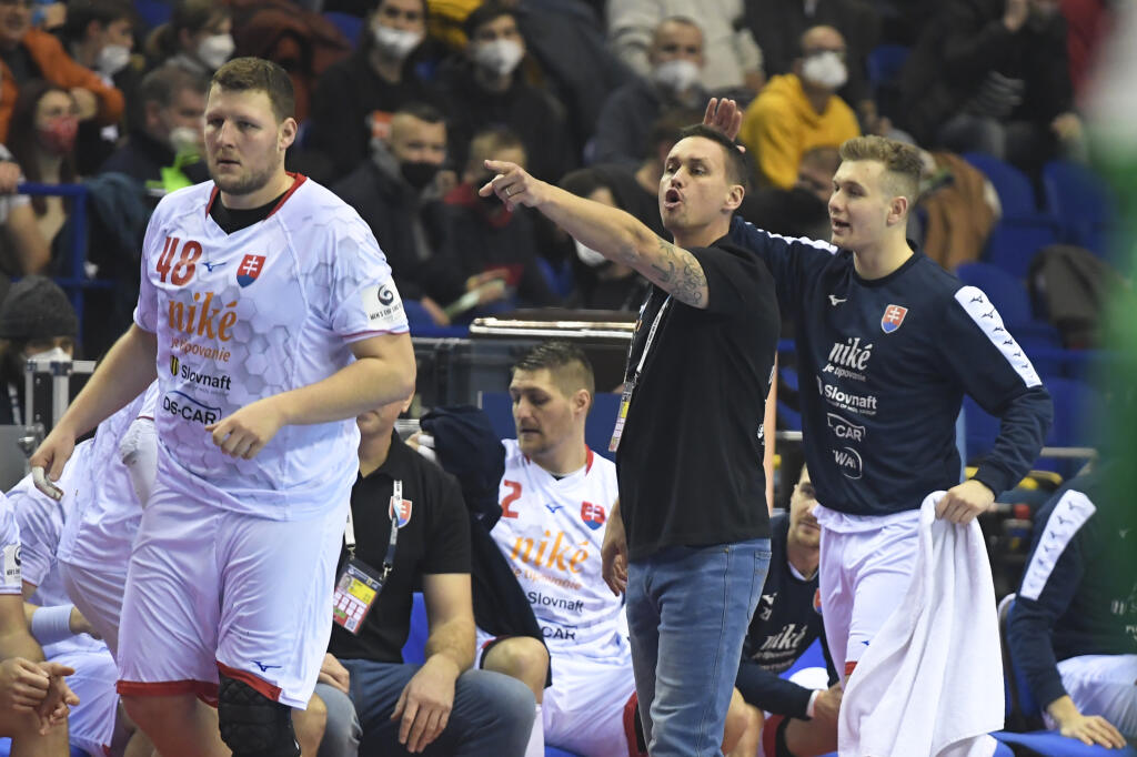 Na snímke uprostred tréner Slovenska Peter Kukučka v zápase základnej F-skupiny majstrovstiev Európy v hádzanej mužov Slovensko - Litva.