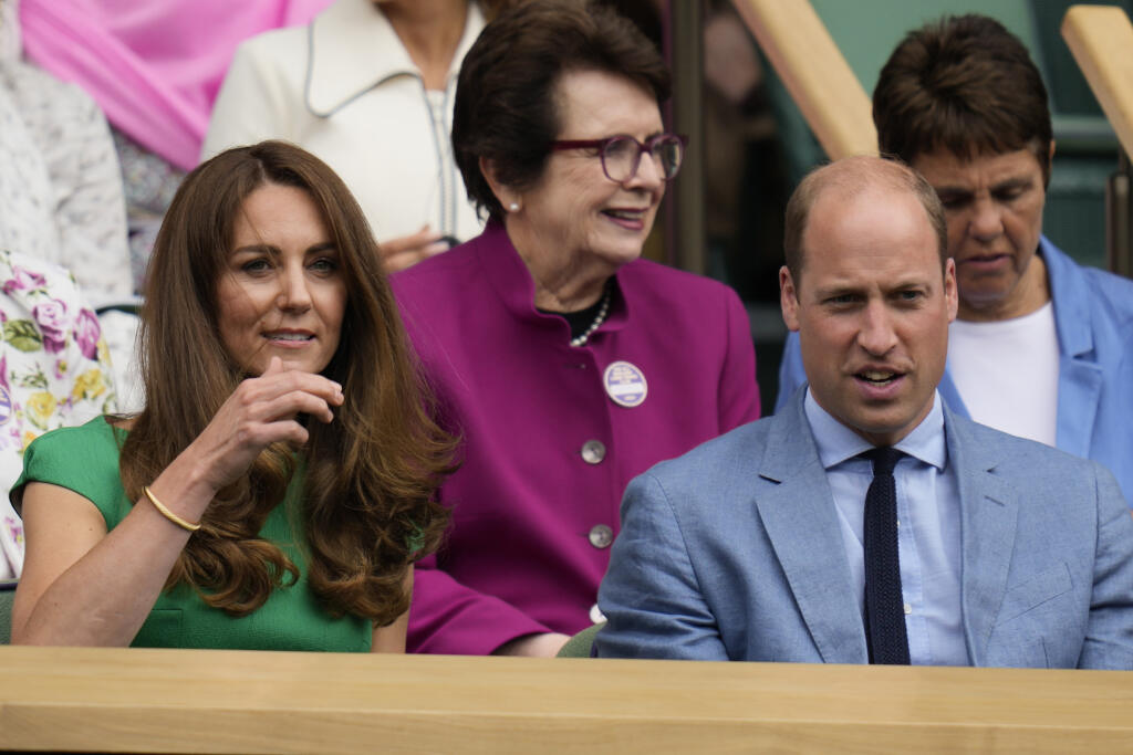JB 36 Londýn - Britský princ William a Kate, vojvodkyňa z Cambridgeu sedia v Kráľovskej lóži počas zápasu medzi českou tenistkou Karolínou Plíškovou a Austrálčankou Ashleigh Bartyovou vo finále dvojhry na grandslamovom tenisovom turnaji Wimbledon v Londýne 10. júla 2021. FOTO TASR/AP
Kate, Duchess of Cambridge, left sits next to Prince William in the Royal Box ahead of the women's singles final on day twelve of the Wimbledon Tennis Championships in London, Saturday, July 10, 2021. (AP Photo/Kir