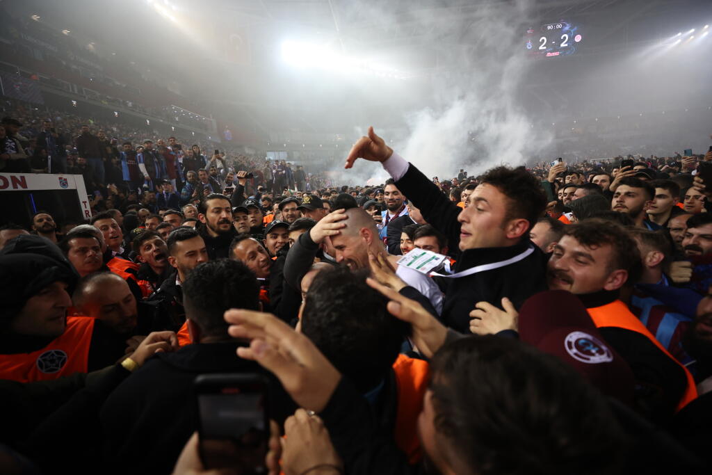 Marek Hamšík sa predieral davom. Každý sa s ním chcel fotiť, alebo sa ho aspoň dotknúť.
