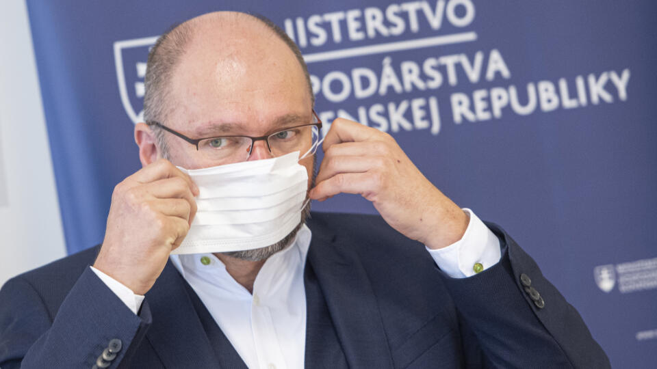 Na snímke minister hospodárstva SR Richard Sulík počas tlačovej konferencie k zhodnoteniu prvých 100 dní nového vedenia spoločnosti MH INVEST 10. septembra 2020 v Bratislave. FOTO TASR - Michal Svítok