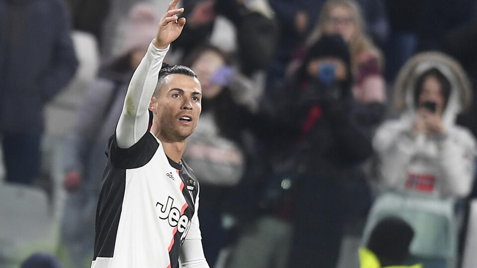 KK11 Turín - Cristiano Ronaldo z Juventusu Turín sa teší z gólu proti Parme v zápase 20. kola talianskej futbalovej Serie A 19. januára 2020 v Turíne. FOTO TASR/AP
Juventus' Cristiano Ronaldo celebrates after scoring against Parma during an Italian Serie A Soccer match at the Allianz Stadium in Torino, Italy, Sunday, Jan. 19, 2020. (Fabio Ferrari/LaPresse via AP)