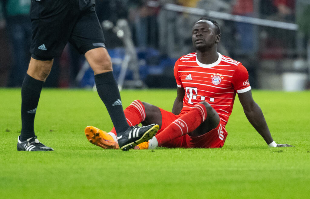 WA 25 Mníchov - Futbalista Bayernu Mníchov Sadio Mane sedí na trávniku v zápase 14. kola nemeckej Bundesligy Bayern Mníchov - Werder Brémy v Mníchove v utorok 8. novembra 2022. FOTO TASR/DPA
08.11.2022, Bayern, München: Fußball: Bundesliga, FC Bayern München - SV Werder Bremen, 14. Spieltag in der Allianz Arena: Sadio Mane von München sitzt auf dem Rasen. Anderthalb Wochen vor dem WM-Start musste Bayern-Starzugang Sadio Mané nach 20 Minuten angeschlagen ausgewechselt werden. Wie schwer Afrikas