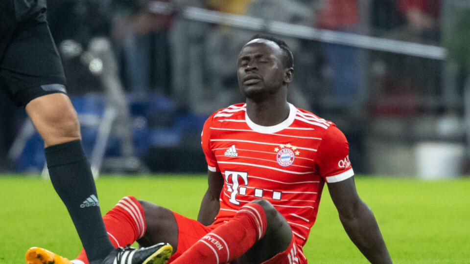 WA 25 Mníchov - Futbalista Bayernu Mníchov Sadio Mane sedí na trávniku v zápase 14. kola nemeckej Bundesligy Bayern Mníchov - Werder Brémy v Mníchove v utorok 8. novembra 2022. FOTO TASR/DPA
08.11.2022, Bayern, München: Fußball: Bundesliga, FC Bayern München - SV Werder Bremen, 14. Spieltag in der Allianz Arena: Sadio Mane von München sitzt auf dem Rasen. Anderthalb Wochen vor dem WM-Start musste Bayern-Starzugang Sadio Mané nach 20 Minuten angeschlagen ausgewechselt werden. Wie schwer Afrikas