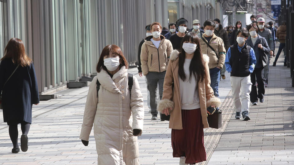 KK34 Tokio - Ľudia s ochrannými rúškami kráčajú na ulici 2. februára 2021 v Tokiu. Japonsko predĺži do 7. marca núdzový stav súvisiaci s koronavírusovou pandémiou v metropole Tokio a ďalších desiatich prefektúrach. Oznámil to v utorok japonský premiér Jošihide Suga. FOTO TASR/AP
People wearing face masks to protect against the spread of the coronavirus walk along sidewalk in Tokyo, Tuesday, Feb. 2, 2021. (AP Photo/Koji Sasahara)