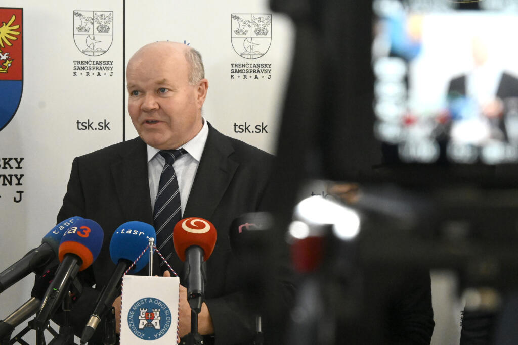 Na snímke predseda Združenia miest a obcí Slovenska (ZMOS) Branislav Tréger počas tlačovej o zvýšení príplatkov za nočnú a víkendovú prácu v priestoroch Úradu Trenčianskeho samosprávneho kraja (TSK) v Trenčíne v utorok 13. decembra 2022. FOTO TASR - Radovan Stoklasa