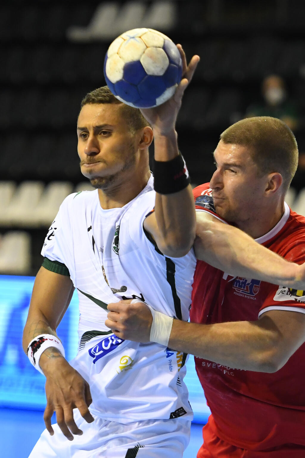 Na snímke s loptou Guilherme Linhares (Tatran Prešov), vpravo Sergej Petričenko (MŠK Považská Bystrica) v treťom zápase finále play off Niké Handball Extraligy mužov v hádzanej Tatran Prešov – MŠK Považská Bystrica.