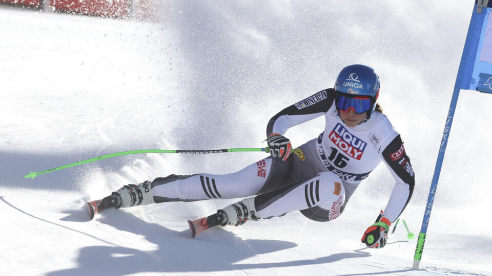 EBE 22 Val di Fassa - Na snímke slovenská lyžiarka Petra Vlhová v super-G žien Svetového pohára v alpskom lyžovaní v talianskom stredisku Val di Fassa v nedeľu 28. februára 2021. FOTO TASR/AP

Slovakia's Petra Vlhova speeds down the course during an alpine ski, women's World Cup super G, in Val di Fassa, Italy, Sunday, Feb. 28, 2021. (AP Photo/Alessandro Trovati)