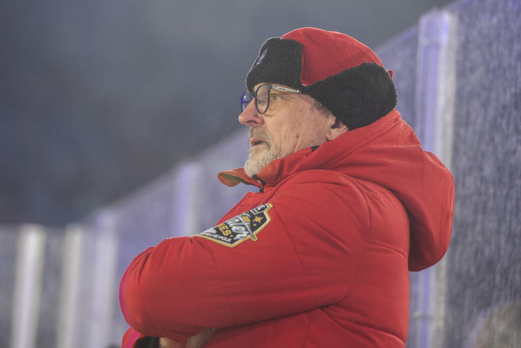 Na snímke tréner HC Oceláři Třinec Zdeněk Moták počas zápasu na hokejovom podujatí Kaufland Winter Games HC Oceláři Třinec - HC Kometa Brno pod holým nebom na ploche Národného futbalového štadióna v Bratislave 13. januára 2023.