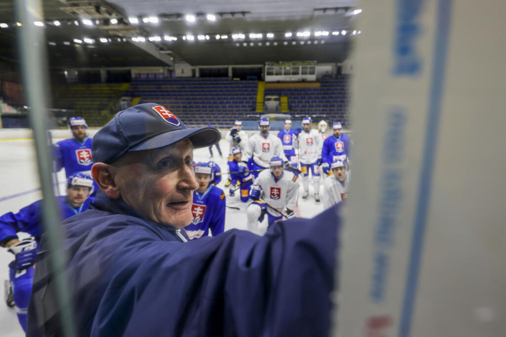Na snímke tréner Craig Ramsay počas tréningu na prvom oficiálnom zraze slovenskej hokejovej reprezentácie pred MS v Rige v Piešťanoch 15. apríla 2021. FOTO TASR/SZĽH - Andrej Galica