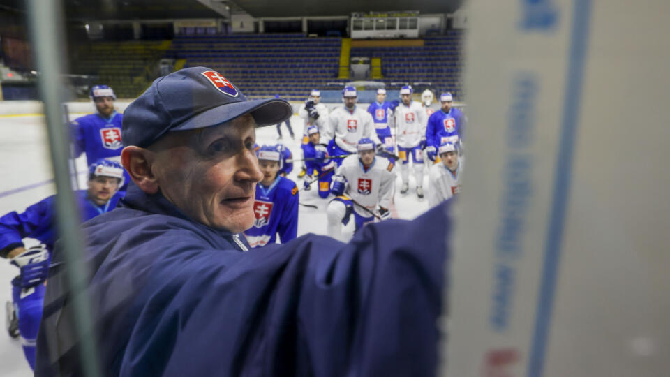 Na snímke tréner Craig Ramsay počas tréningu na prvom oficiálnom zraze slovenskej hokejovej reprezentácie pred MS v Rige v Piešťanoch 15. apríla 2021. FOTO TASR/SZĽH - Andrej Galica