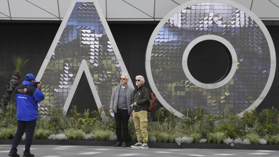 WA 26 Melbourne - Diváci pózujú pred Melbourne Parkom pred zápasmi prvého kola na úvodnom  grandslame sezóny Australian Open v Melbourne 8. februára 2021. FOTO TASR/AP


Spectators pose for a photo in Melbourne Park ahead of the first round matches at the Australian Open tennis championship in Melbourne, Australia, Monday, Feb. 8, 2021.(AP Photo/Andy Brownbill)