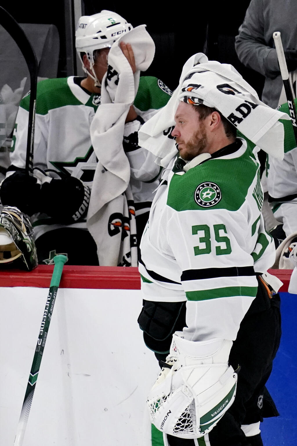 KK1 Chicago - Obranca Dallasu Stars Andrej Sekera (vľavo) a brankár Anton Chudobin si utierajú tvár počas zápasu zámorskej hokejovej NHL proti Chicagu Blackhawks 9. mája 2021 v Chicagu. FOTO TASR/AP
Dallas Stars defenseman Andrej Sekera, left, and goaltender Anton Khudobin wipe their face during the first period of the team's NHL hockey game against the Chicago Blackhawks in Chicago, Sunday, May 9, 2021. (AP Photo/Nam Y. Huh)