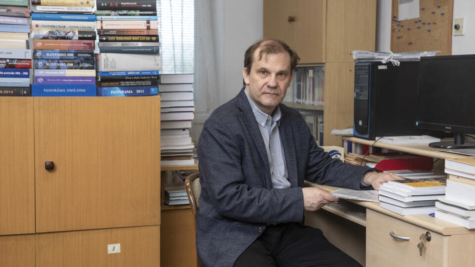 Slovenský politológ, historik, publicista a a vedecký pracovník Ústavu politických vied SAV Juraj Marušiak.