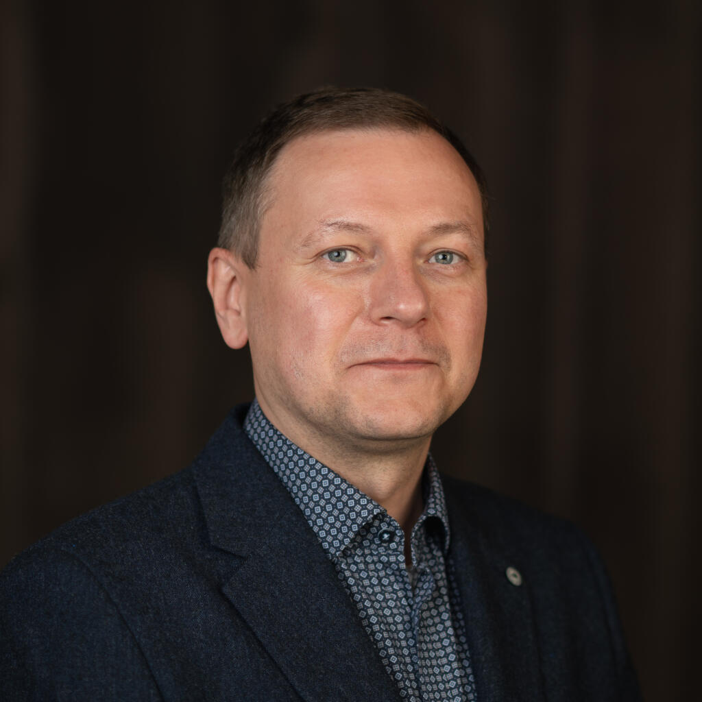 Karel Vonka,
riaditeľ odboru Digitalizácia STRABAG a.s.
V koncerne STRABAG začínal ako majster stavebnej výroby a kalkulant. Cez pozíciu projektového technika a controlling sa dostal ku koordinácii zavádzania nových digitálnych nástrojov. Téme digitalizácie sa intenzívne venuje od roku 2016.