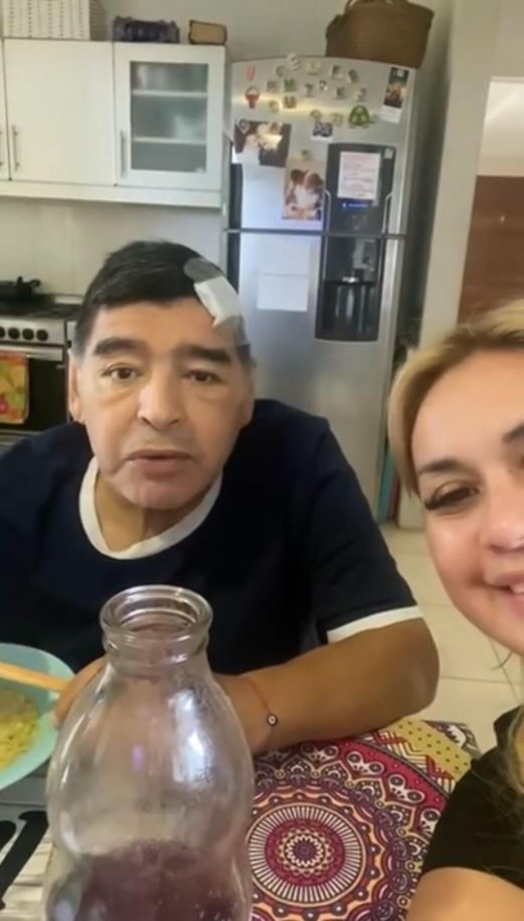Teraz sa na internete objavili posledné zábery na božského Diega pred smrťou. „Cítim bolesti, ale inak som v poriadku. Viete, že nerád odkrývam súkromie, ale keď som s dobrými ľuďmi, vyjdem zo svojej ulity,“ hovorí Maradona na videu.