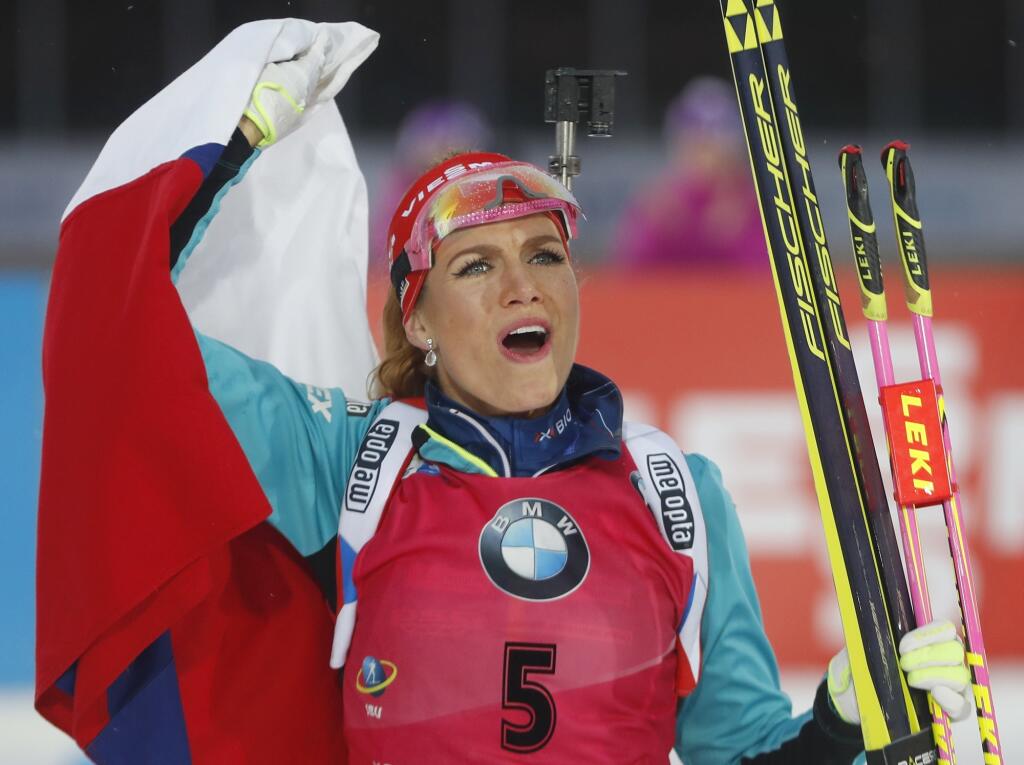 EBE 51 Nové Město na Moravě - Česká biatlonistka Gabriela Koukalová oslavuje víťazstvo v pretekoch s hromadným štartom 3. kola Svetového pohára na 12,5 km trati v Novom Měste na Moravě v nedeľu 18. decembra 2016. FOTO TASR/AP
Czech Republic's Gabriela Koukalova celebrates after winning the women's Biathlon World Cup 12.5 km mass start event in Nove Mesto na Morave, Czech Republic, Sunday, Dec. 18, 2016. (AP Photo/Petr David Josek)