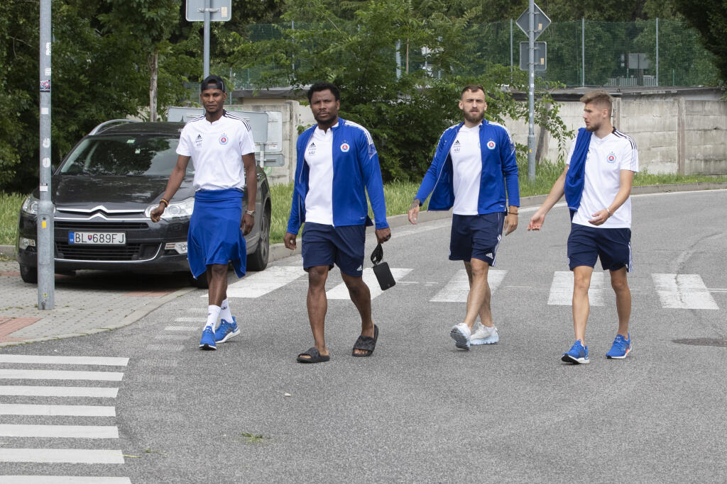 Hráči ŠK Slovan Bratislava počas odchodu na sústredenie v Rakúsku.