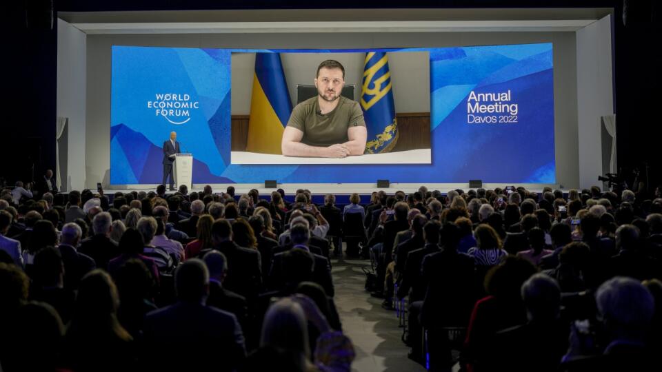 EBE 30 Davos - Na veľkoplošnej obrazovke je ukrajinský prezident Volodymyr Zelenskyj počas on-line prejavu z Kyjeva  na výročnom Svetovom ekonomickom fóre (WEF) vo švajčiarskom Davose 23. mája 2022. FOTO TASR/AP


Ukrainian President Volodymyr Zelenskyy displayed on a screen as he addresses the audience from Kyiv on a screen during the World Economic Forum in Davos, Switzerland, Monday, May 23, 2022. The annual meeting of the World Economic Forum is taking place in Davos from May 22 until May 26