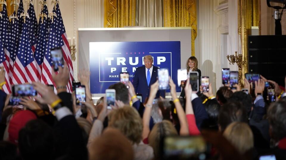 Donalda Trumpa prevádzala na pódiu jeho Melania.