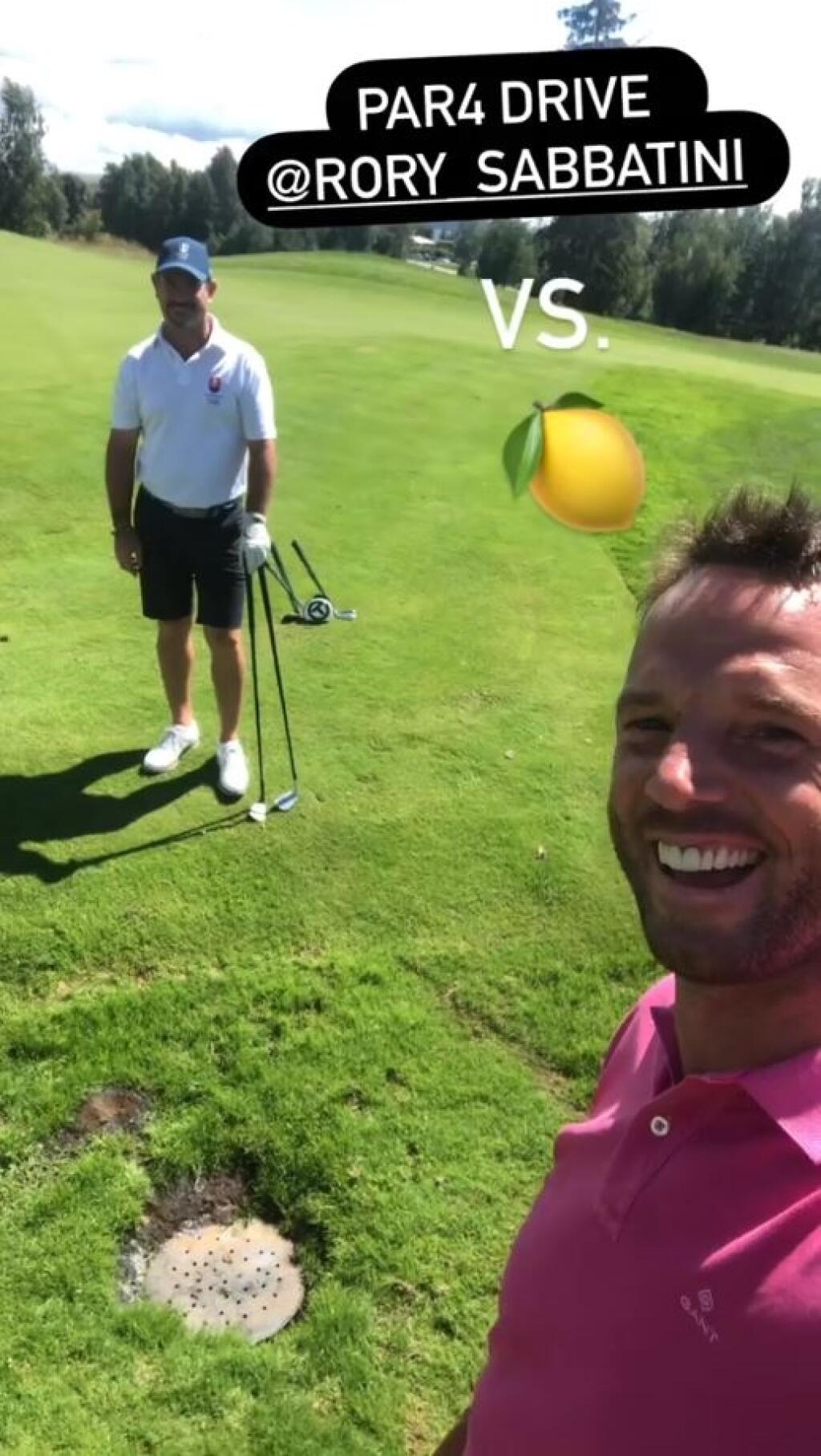 Lintner hral v tričku, dlhých nohaviciach a šľapkách. Práve netradičná obuv na golfovú partičku Sabbatiniho poriadne prekvapila.