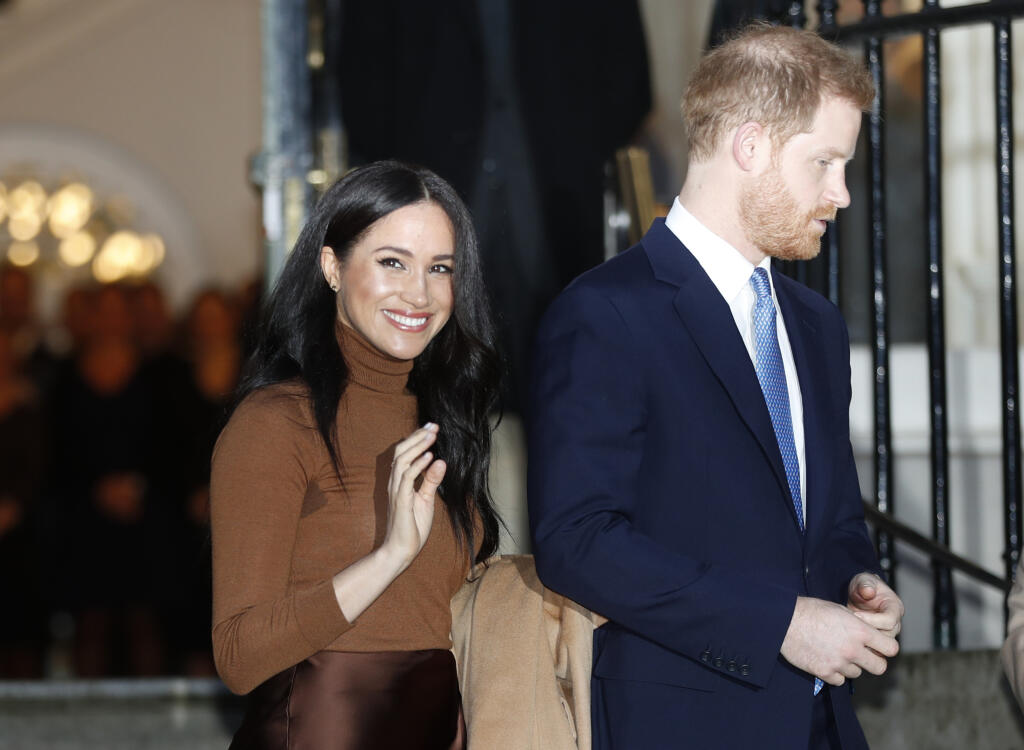 Britský princ Harry a jeho manželka Meghan počas odchodu z Kanadského domu v Londýne 7. januára 2020. Vojvoda a vojvodkyňa zo Sussexu sa vzdajú svojej úlohy v kráľovskej rodine. Začnú pracovať, aby sa stali finančne nezávislým, oznámili to v stredu 8. januára 2020.