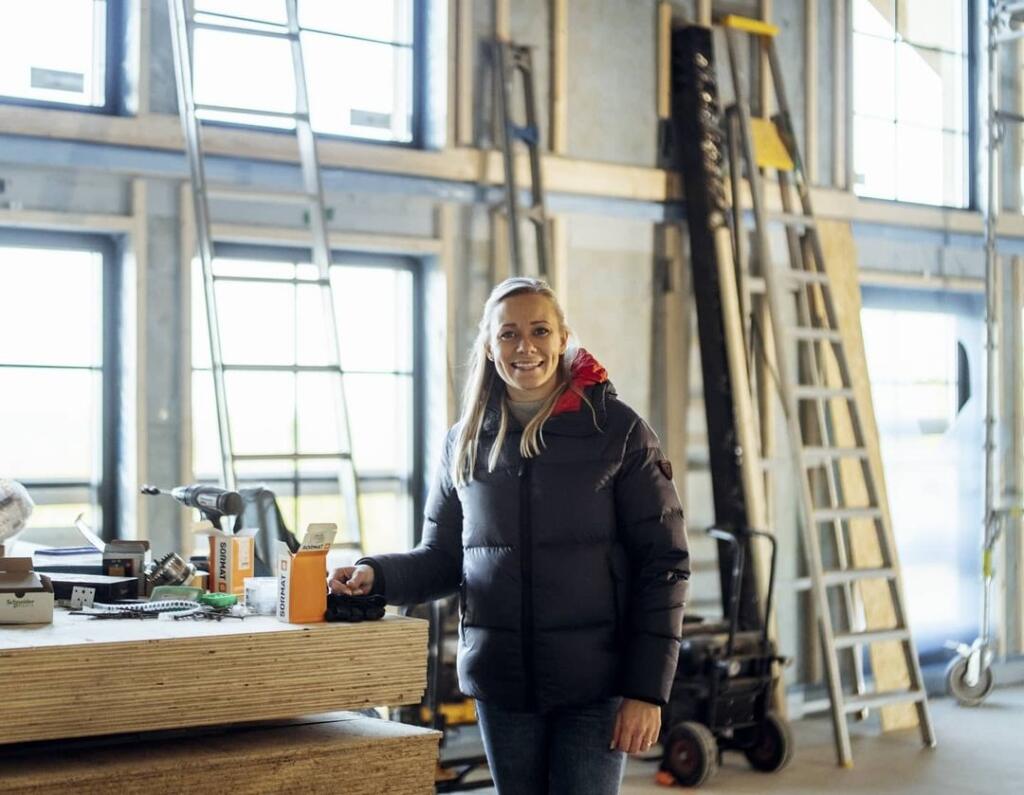 Frida Hansdotterová sa aktívne zapájala do stavby zimnej chaty.