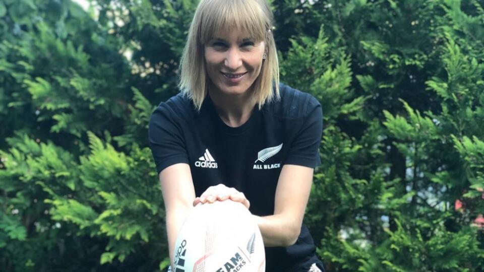 Hoci na Slovensku tento šport nie je príliš rozšírený a známy, biatlonová hviezda Anastasia Kuzminová. Tá vyjadrila podporu práve All Blacks na instagrame, keď sa predviedla v ragbyovej rovnošate a so šiškou v rukách.