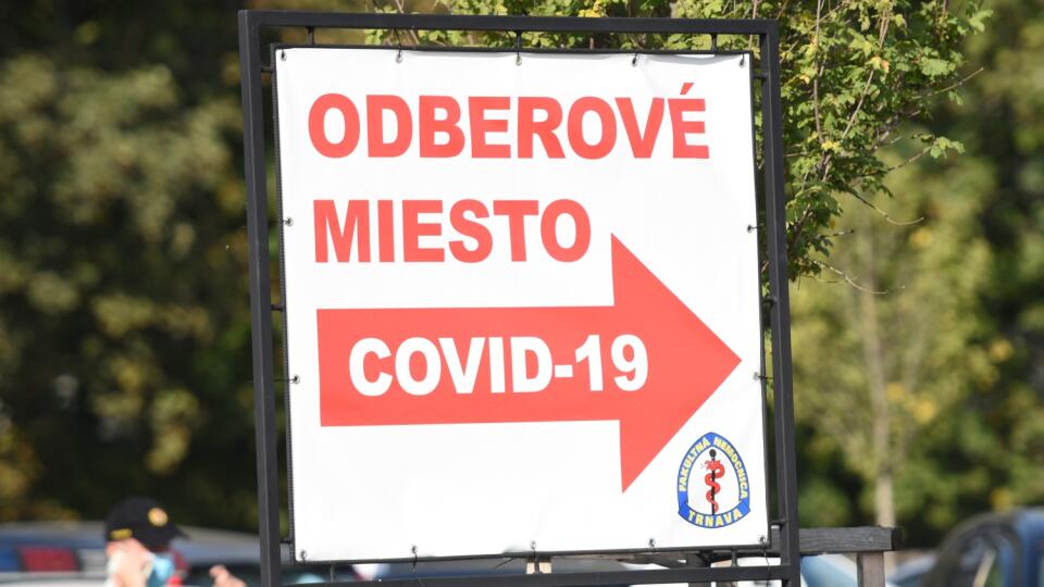 Na snímke tabuľa so šípkou označujúcou smer na odberové miesto COVID-19 pri Fakultnej nemocnici v Trnave v stredu 23. septembra 2020. FOTO TASR - Lukáš Grinaj
