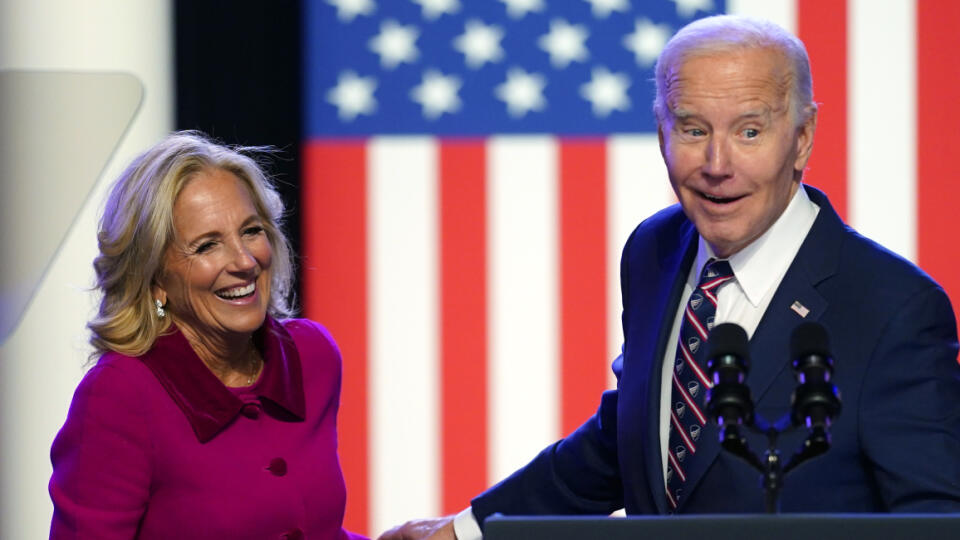 KK39 archív Blue Bell - Na archívnej snímke z 5. januára 2024 americký prezident Joe Biden a prvá dáma USA Jill Bidenová stoja na pódiu v Blue Bell. Manželka amerického prezidenta Joea Bidena považuje vysoký vek svojho manžela za výhodu s tým, že vďaka veku disponuje múdrosťou a skúsenosťami potrebnými na výkon prezidentskej funkcie. FOTO TASR/AP
FILE - President Joe Biden and first lady Jill Biden stand on stage after Biden spoke in Blue Bell, Pa., Jan. 5, 2024. First lady Jill Biden says her h