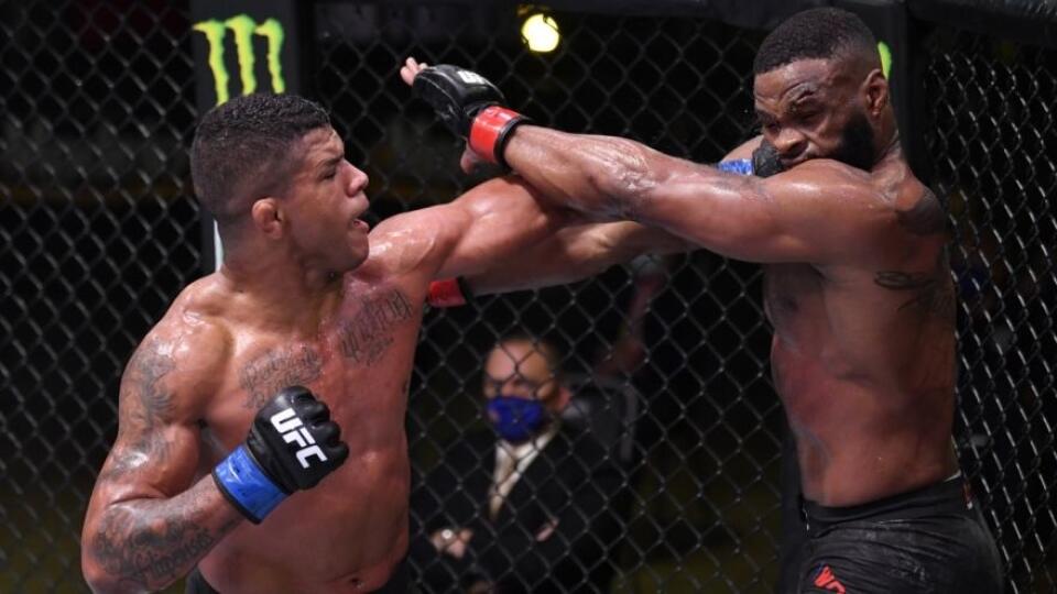 Brazílčan Gilbert Burns zvíťazil v hlavnom zápase sobotňajšieho večera UFC 249 v Las Vegas, keď zdolal Tyrona Woodleya z USA vo váhe do 77 kilogramov.