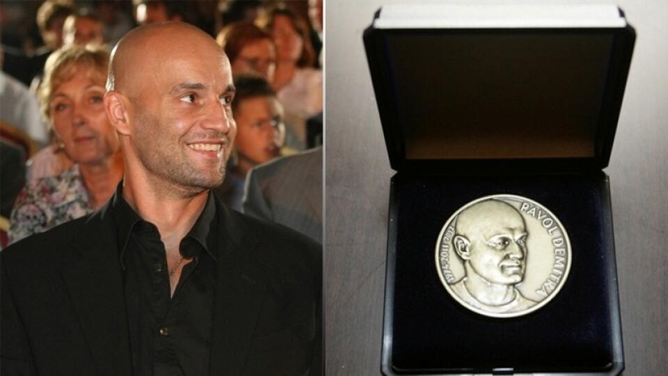 PAVOL DEMITRA: Na minci je portrét hokejovej legendy a jej tradičné víťazné gesto.