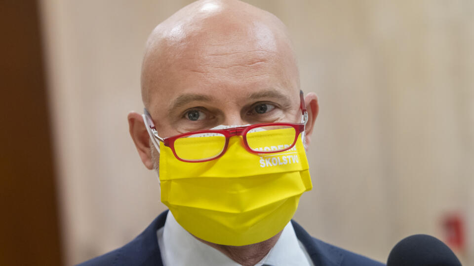 Na snímke minister školstva, vedy, výskumu a športu SR Branislav Gröhling (SaS) prichádza na 41. schôdzu vlády SR 16. novembra 2021 v Bratislave. FOTO TASR - Martin Baumann
