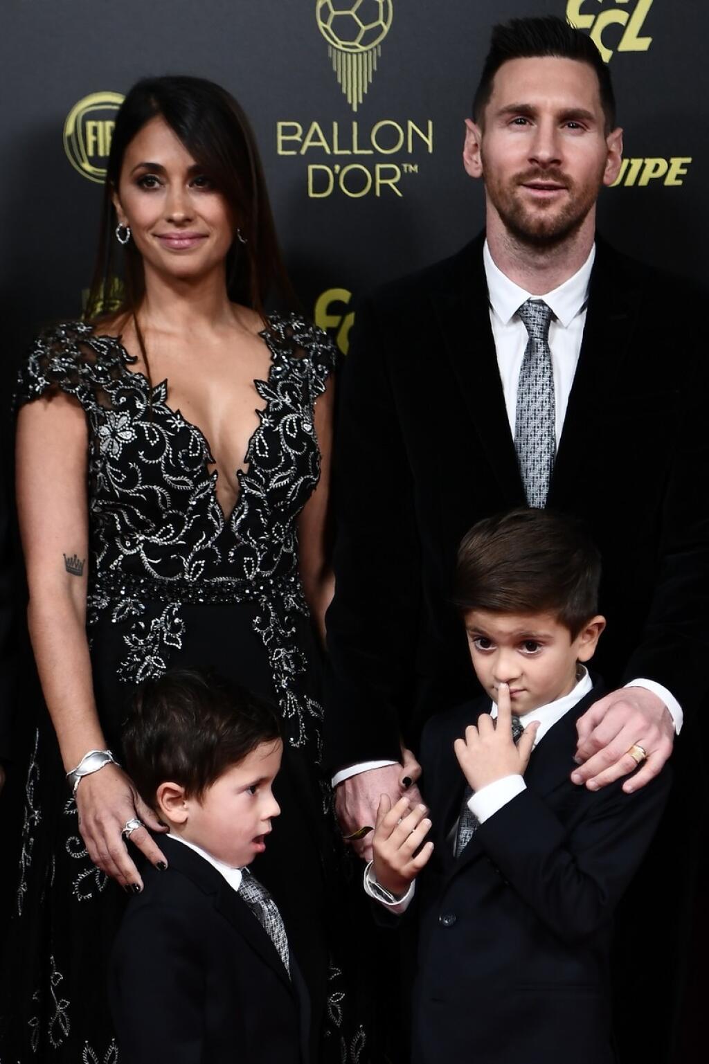 Lionel Messi prišiel na galavečer s rodinkou. Okrem synov pútala pozornosť jeho manželka Antonella, ktorá predviedla už tradične bujný dekolt.