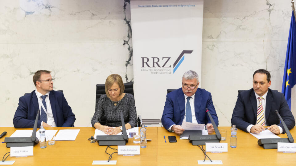 Na snímke zľava členovia Rady pre rozpočtovú zodpovednosť Juraj Kotian a Anetta Čaplánová, predseda Rady pre rozpočtovú zodpovednosť Ivan Šramko a výkonný riaditeľ Kancelárie Rady pre rozpočtovú zodpovednosť Viktor Novysedlák počas tlačovej konferencie Rady pre rozpočtovú zodpovednosť k hodnoteniu Návrhu rozpočtu verejnej správy na roky 2020 až 2022 v Bratislave 15. novembra 2019. FOTO TASR – Jaroslav Novák
