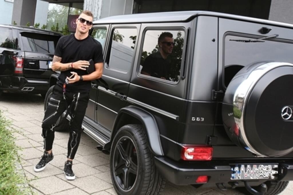 Toto auto Ďuricu však nie je lacný špás. Jeho cena síce začína na 92-tisíc eurách, ale môže sa vyšplhať až do výšky 233-tisíc. Za túto mastnú sumu však dostanete špeciálny model.
