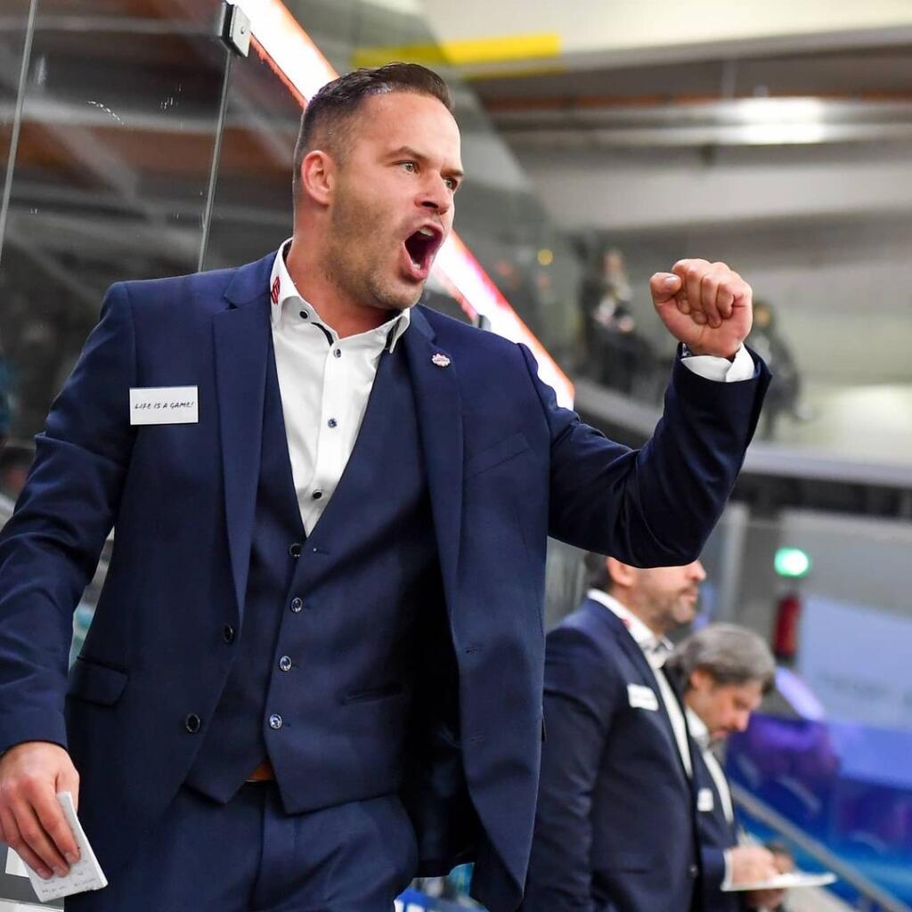 Pašek pôsobil vo vedení klubu Capitals Bratislava. Občas zaskočil trénerov na lavičke.