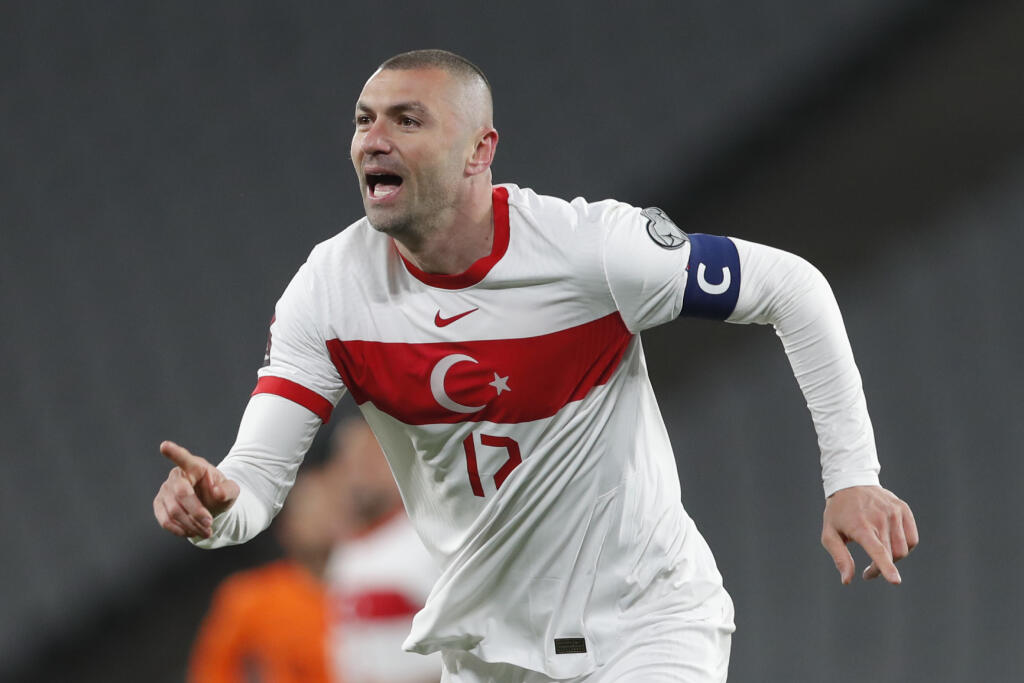 EBE 33 Istanbul - Na snímke turecký útočník Burak Yilmaz oslavuje svoj úvodný gól v 15. minúte v zápase G-skupiny kvalifikácie MS 2022 vo futbale Turecko - Holandsko v Istanbule 24. marca 2021. FOTO TASR/AP
Turkey's Burak Yilmaz celebrates after scoring his side's opening goal during the World Cup 2022 group G qualifying soccer match between Turkey and Netherlands at the Ataturk Olimpiyat Stadium in Istanbul, Turkey, Wednesday, March 24, 2021. (Murad Sezer/Pool Photo via AP)