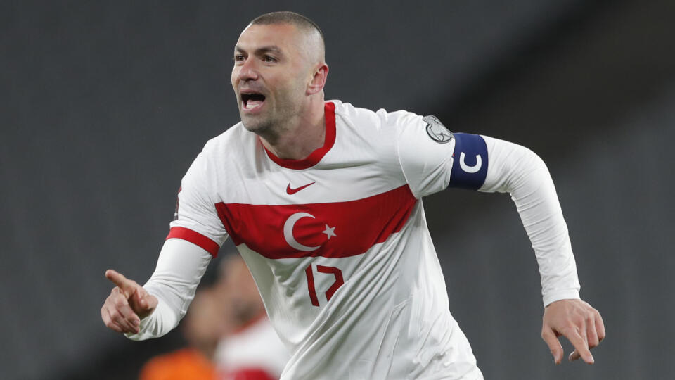 EBE 33 Istanbul - Na snímke turecký útočník Burak Yilmaz oslavuje svoj úvodný gól v 15. minúte v zápase G-skupiny kvalifikácie MS 2022 vo futbale Turecko - Holandsko v Istanbule 24. marca 2021. FOTO TASR/AP
Turkey's Burak Yilmaz celebrates after scoring his side's opening goal during the World Cup 2022 group G qualifying soccer match between Turkey and Netherlands at the Ataturk Olimpiyat Stadium in Istanbul, Turkey, Wednesday, March 24, 2021. (Murad Sezer/Pool Photo via AP)