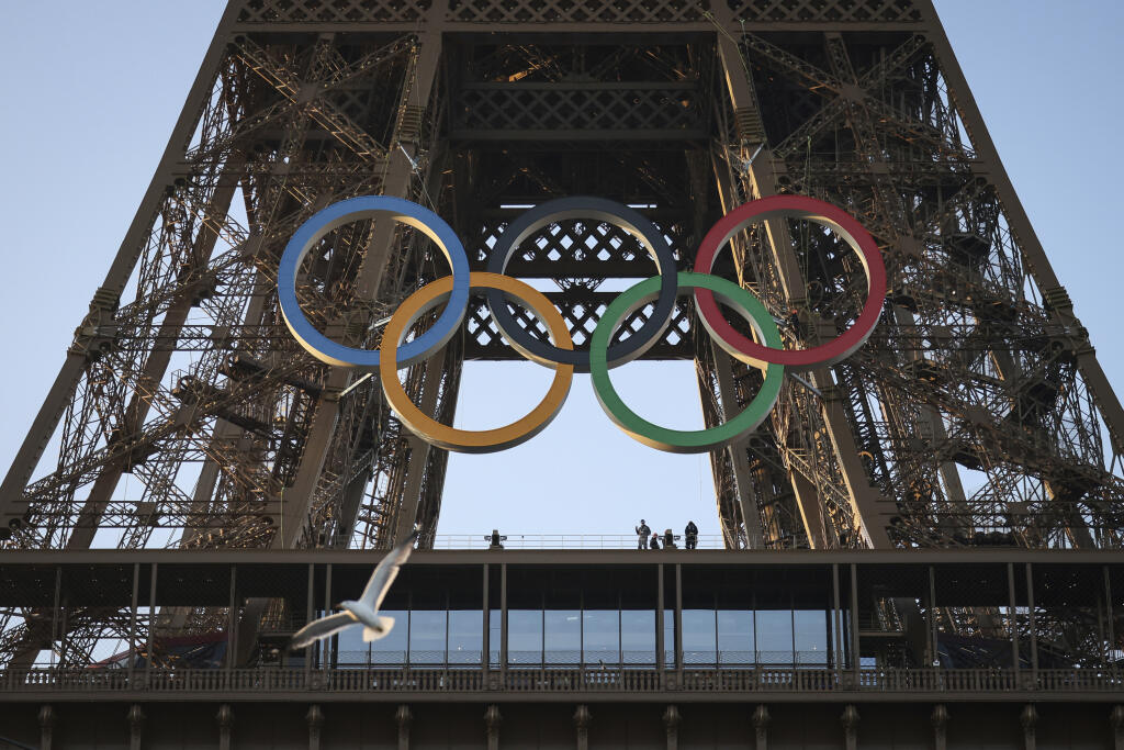 WA 21 Paríž - Na snímke olympijské kruhy visia na iffelovej veži v Paríži v piatok 7. júna 2024. Organizačný výbor si ich inštaláciou na najznámejší symbol francúzskej metropoly pripomenul 50 dní do štartu OH 2024. Tie sa začnú 26. júla a potrvajú do 11. augusta. Kruhy sú vyrobené z recyklovanej francúzskej ocele a sú upevnené na južnej strane 135 rokov starej pamiatky medzi prvým a druhým poschodím, teda vo výške približne 60 metrov. Práve pri moste Pont d’Iéna blízko Eiffelovej veže sa skončí 
