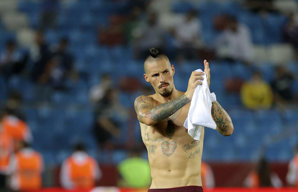 Lobotkovi budú v strede pola skúsení Juraj Kucka a kapitán Marek Hamšík, ktorých cena je momentálne zhodne 3 milióny eur.