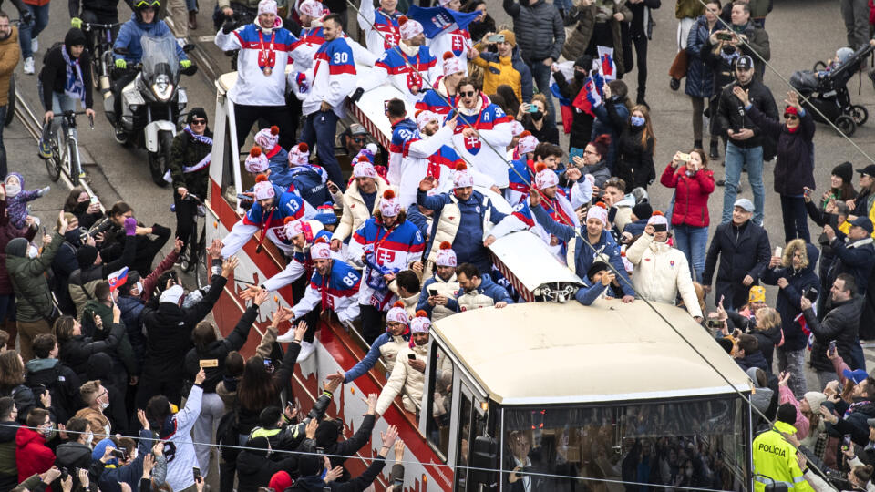 Bronzoví medailisti z olympijského hokejového turnaja v Pekingu sa v utorok vrátili domov na Slovensko, kde ich čakalo veľkolepé privítanie. Následne autobus s hráčmi zamieril do Bratislavy, kde ich najprv čakali mediálne povinnosti a následne sa vydali na okružnú jazdu kabrioautobusom po meste. Na snímke kabrioautobus s bronzovými hokejovými medailistami prichádza na Námestie SNP v Bratislave 22. februára 2022. FOTO TASR - FOTO TASR - Pavel Neubauer