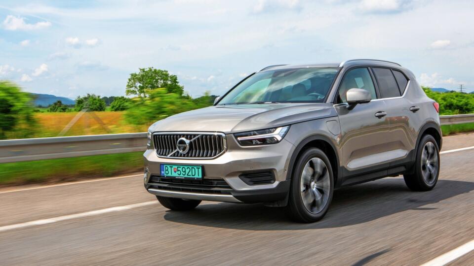 So svojským dizajnom XC40 je odlišné od XC60 alebo XC90, čo je určite pozitívne. Thorovo kladivo v podobe denných svetiel zostalo zachované.