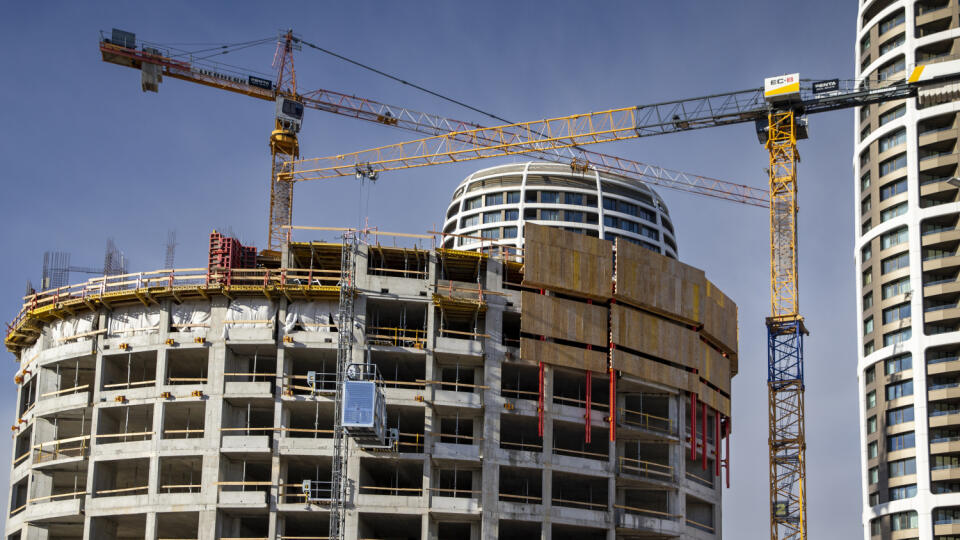 Na snímke je stavba projektu Sky Park v Bratislave.