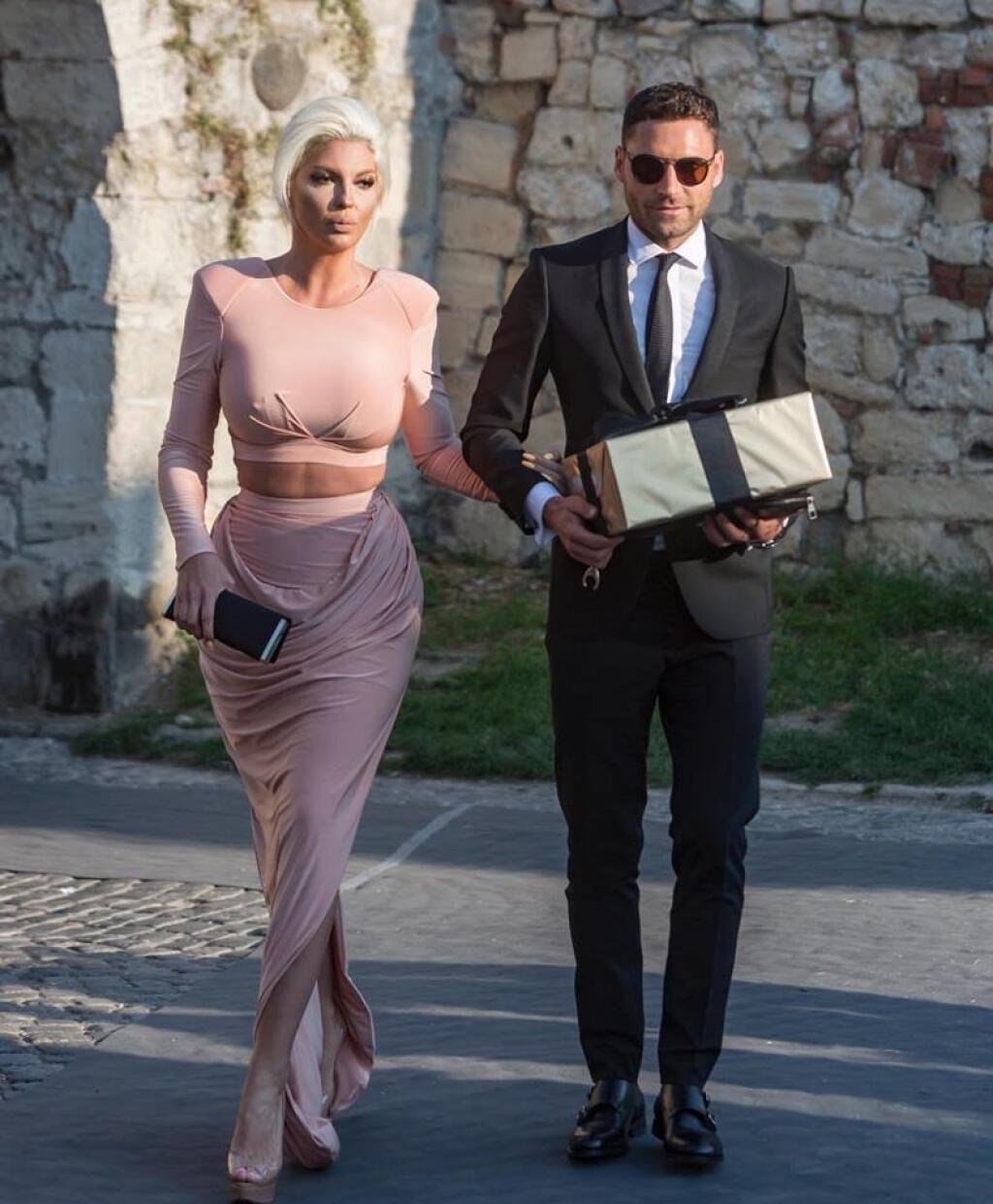 Vyzývavá Karleuša fandí Srbsku. a svojmu priateľovi.