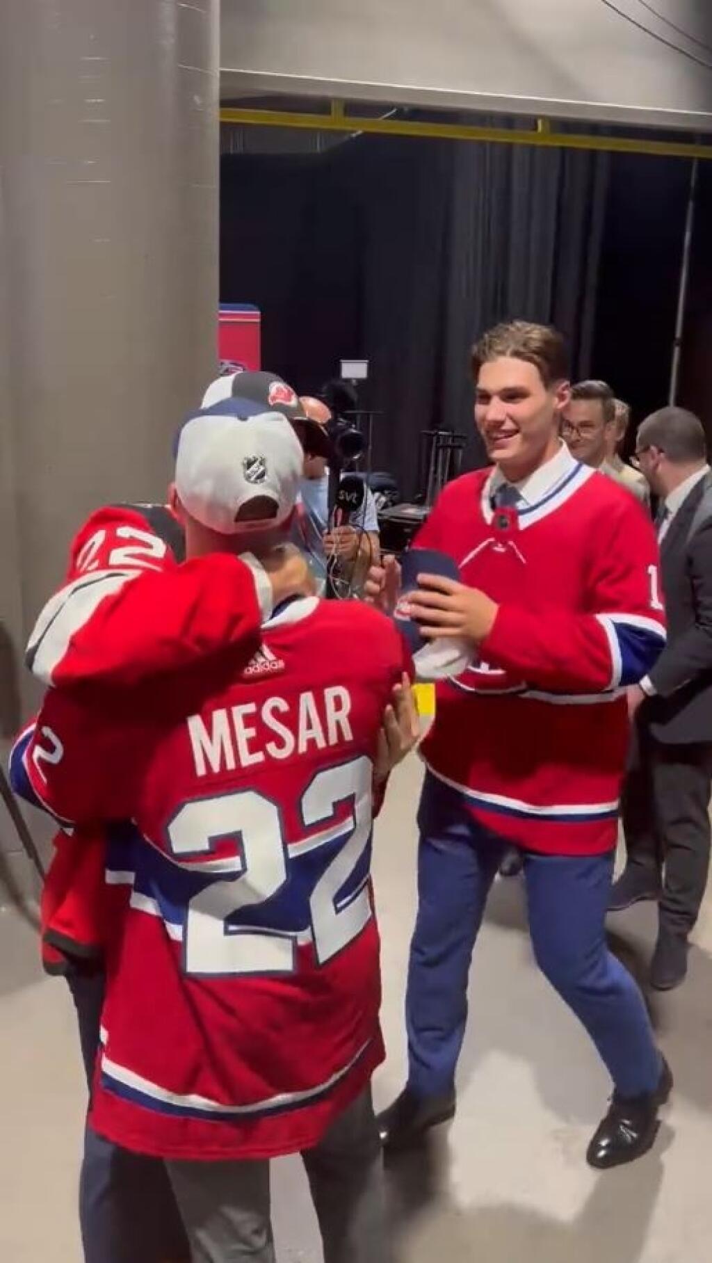 Dokonca ani Filip Mešár v NHL sa nedočkal takej pocty, ako Juraj Slafkovský, ktorý má dĺžeň na Y.