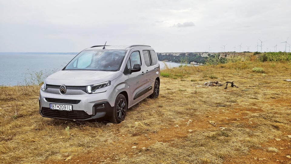 Berlingo na útese k mysu Kaliakra, 70 metrov na morom. Ďalej na východ to už nejde, ale presvedčili sme sa, že aj nespevnené cesty sú pre Berlingo vhodným revírom.