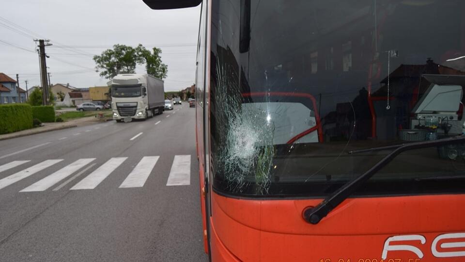 V Kútoch sa zrazil cyklista s autobusom