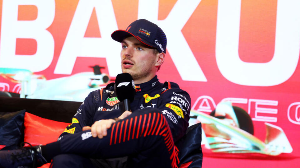 Verstappen na tlačovke po šprintových pretekoch v Baku.